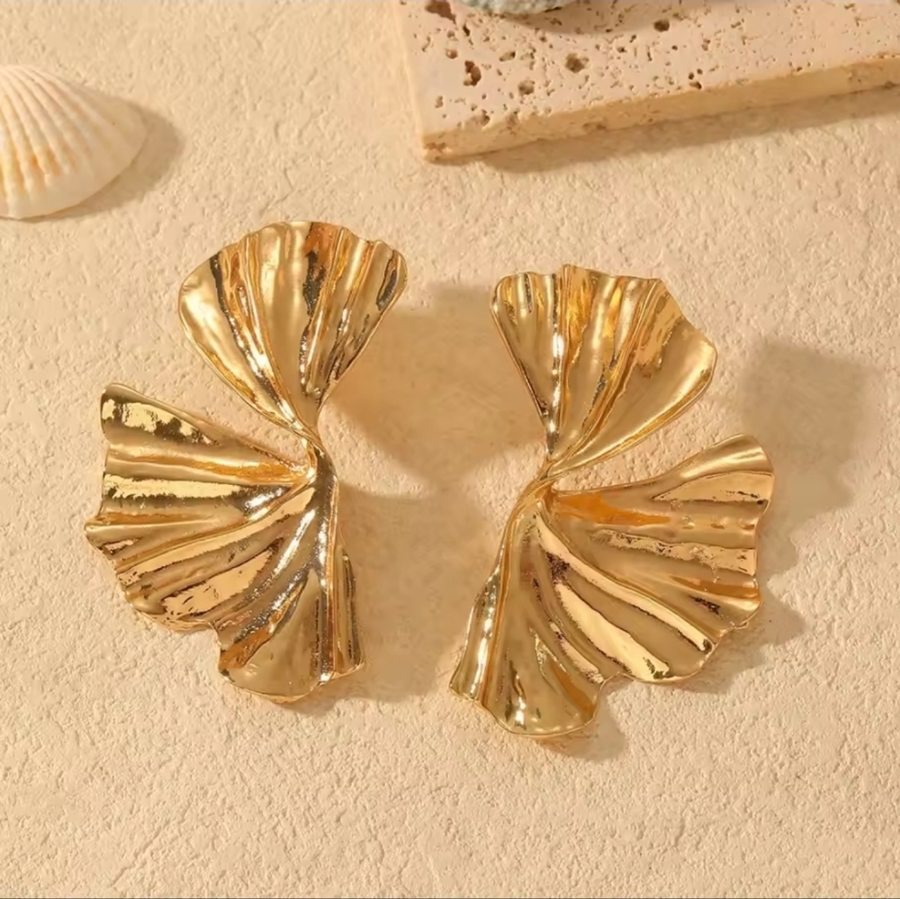 Gold Shell Earrings - Picture 8 of 9